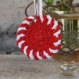 0-1477 Christmas Candy Ornament by DROPS Design Extra rabatt